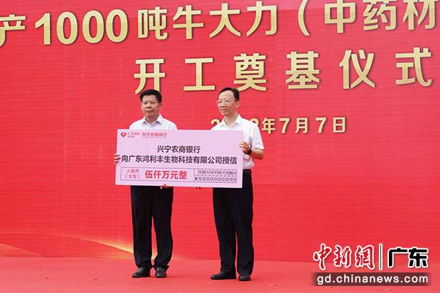 舉行授信儀式。（劉爐慎 攝）